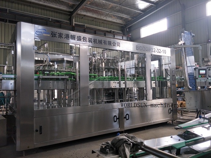 Middle Speed 4.2kw 2500ml aerated Beverage Filling Machine 7000 BPH gas beverage filling machine