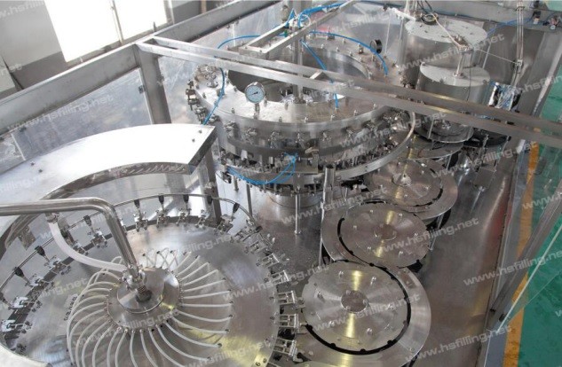 PLC Beverage Carbonated Filling Machine 12000PCS/H Bottle Filling Machine  Isobaric Filling